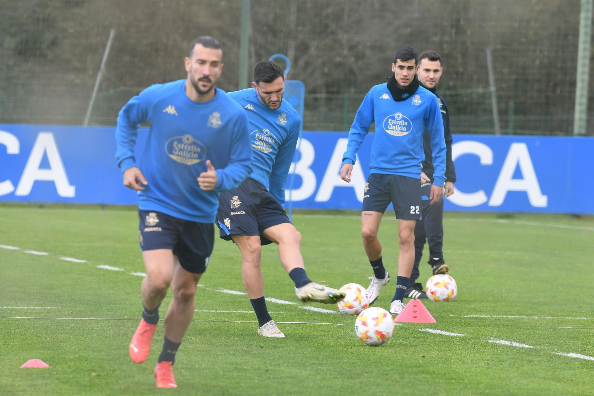 Lucas Pérez, nada menos que uno más en el entrenamiento del Dépor en Abegondo