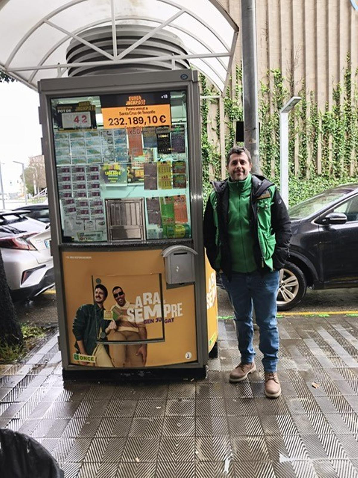 El venedor Martín Coronel, al quiosc des d'on ha venut el cupó premiat.
