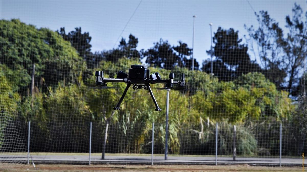Un dron pilotado en el DronLab de Castelldefels.