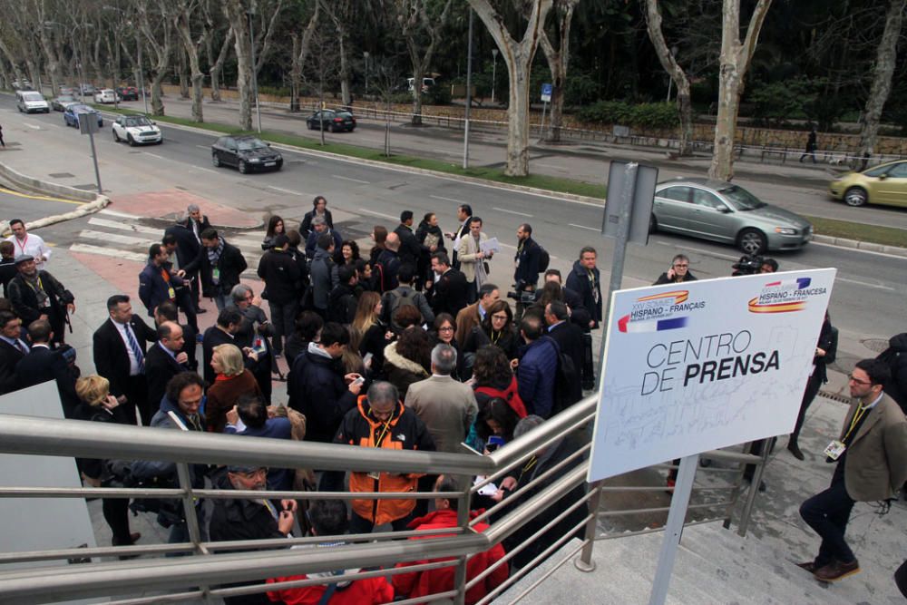 François Hollande y Mariano Rajoy son recibidos con honores junto al Ayuntamiento de Málaga. Antes del almuerzo, han visitado el Museo de Málaga.