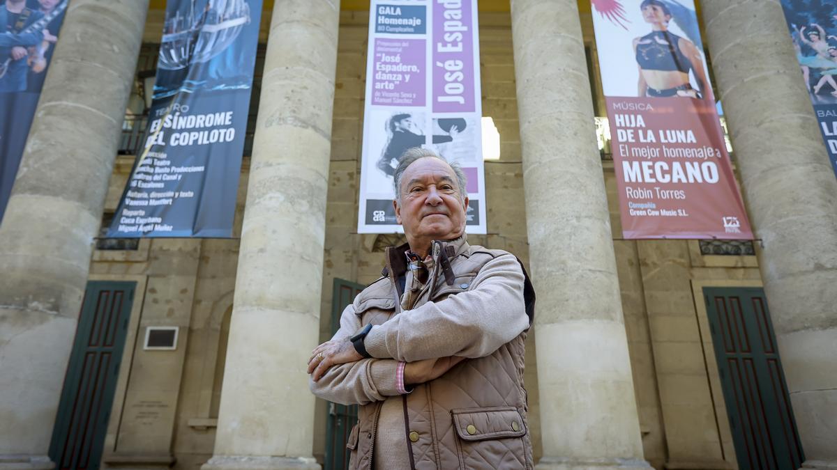 José Espadero, frente al Teatro Principal de Alicante