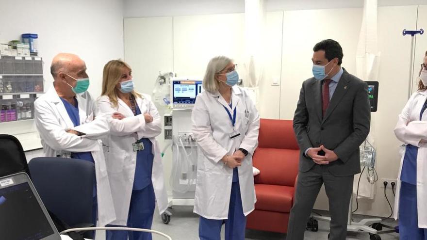 Juanma Moreno ha visitado este lunes el Hospital Regional de Málaga.