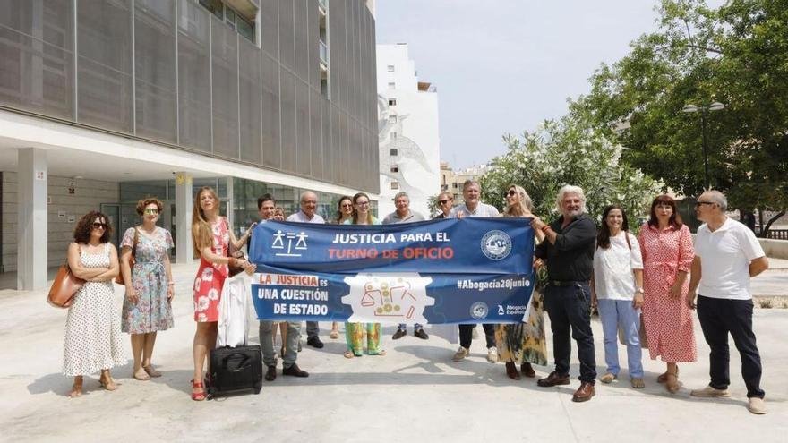 Protesta de abogados por la falta de medios de la justicia.