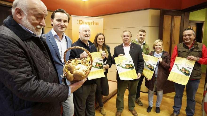 Organizadores y participantes en las V Jornadas Gastronómicas de las Setas Silvestres de Gijón.