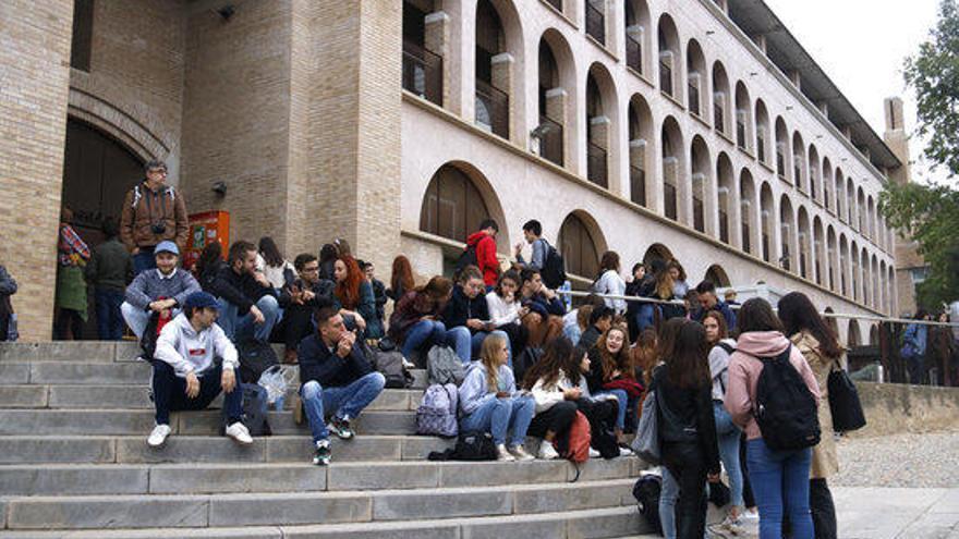 Estudiants a les portes de la Facultat de Lletres de la UdG