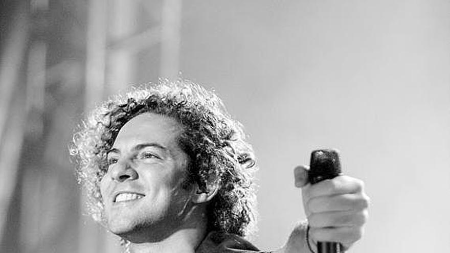 Bisbal, entregado, sobre el escenario de la plaza de toros de El Bibio. / marcos león