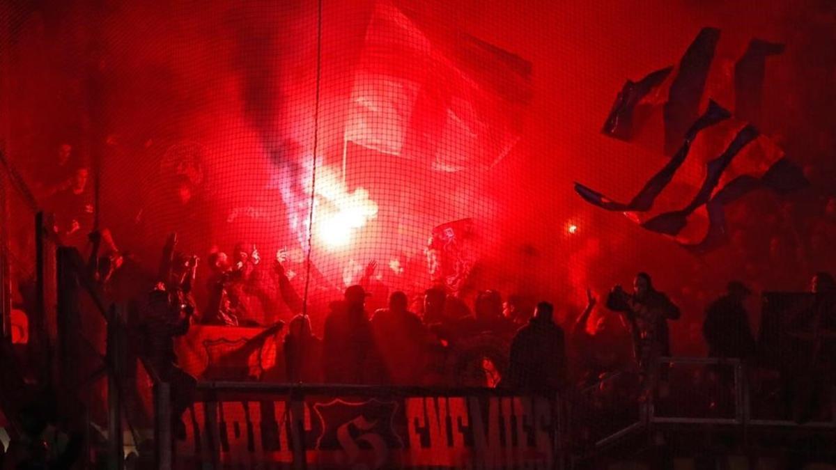 Imagen de una bengala encendida en el estadio del Lyon durante el partido en el Olympique y el FC barcelona de la Champions.
