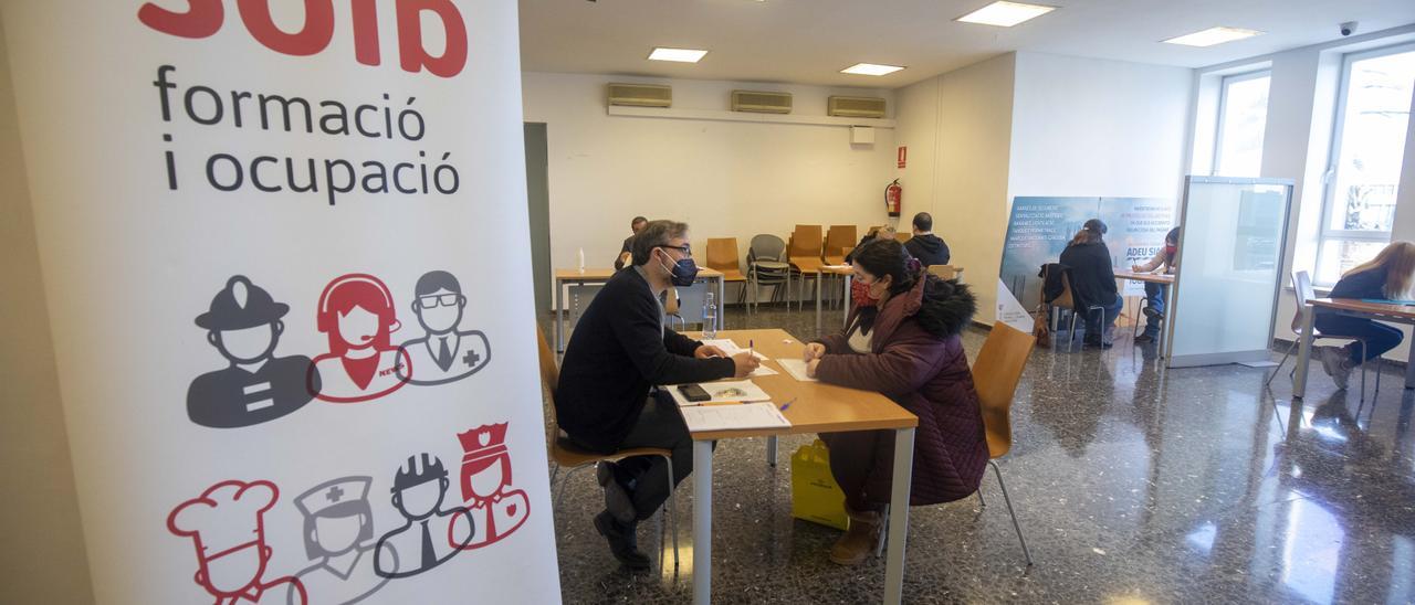 Momento de la entrevista a los aspirantes a obtener los empleos disponibles