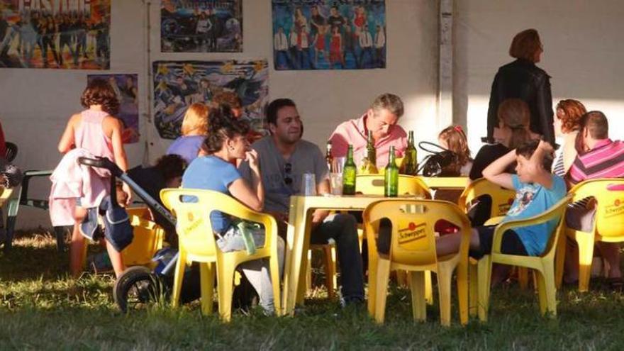 Varios asistentes, ayer, a las fiestas de San Cristóbal.