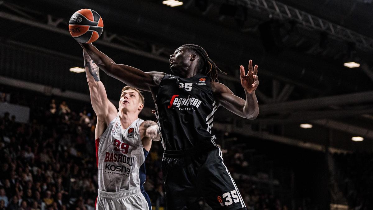 Samanic lucha por un rebote en la primera mitad ante la Virtus Bolonia