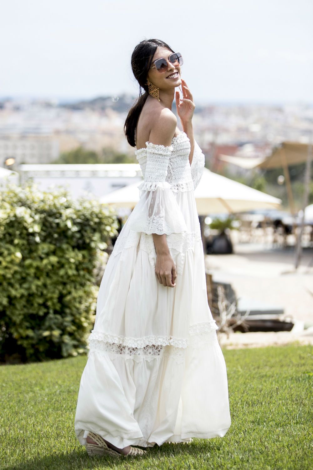 Lucía Rivera con vestido blanco de estilo adlib