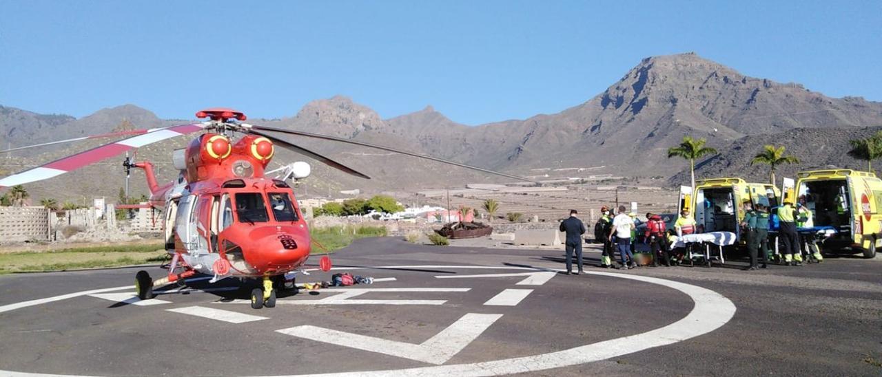 El helicóptero del GES y ambulancias en Fañabé