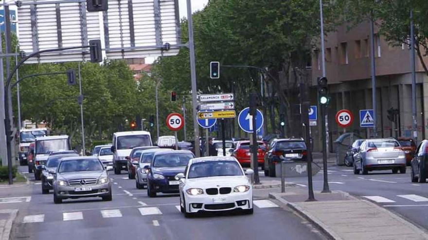 Los conductores pagan diez euros más que en enero por llenar el depósito