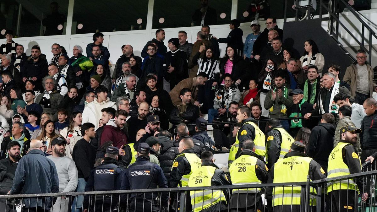 Galería | La trifulca del Castellón-Racing en la grada y en el campo, con Iñigo Vicente, en imágenes