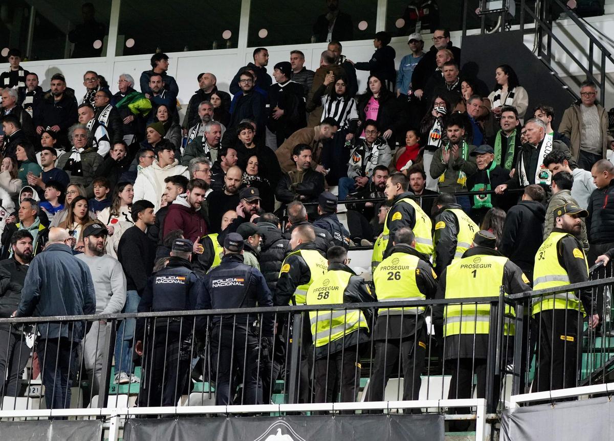Galería | La trifulca del Castellón-Racing en la grada y en el campo, con Iñigo Vicente, en imágenes