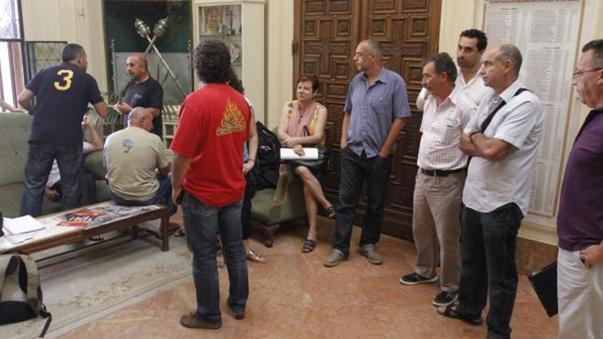 Integrantes del comité de empresa, el pasado viernes, antes de reunirse con el concejal de Personal en el Ayuntamiento.