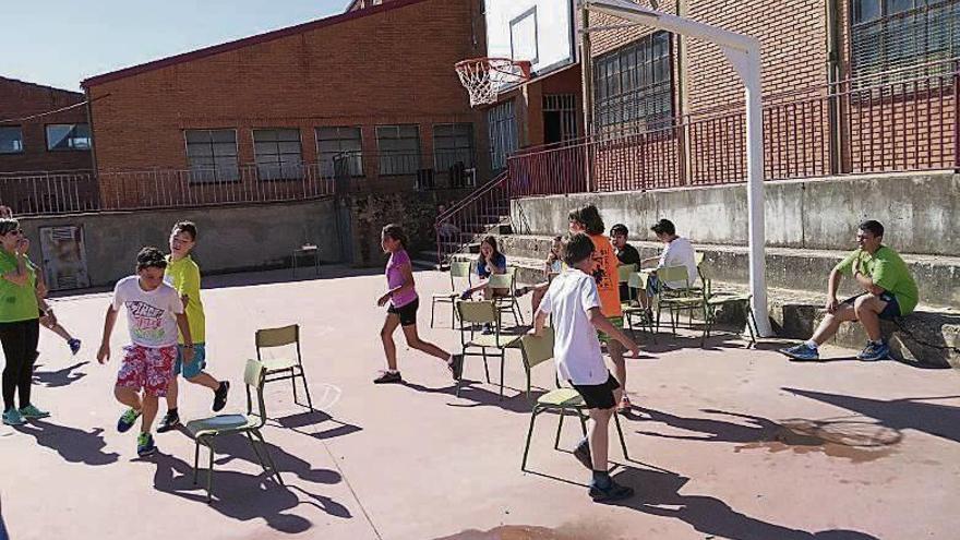 Varios grupos de niños disfrutando de las actividades del Día de la Biblioteca.