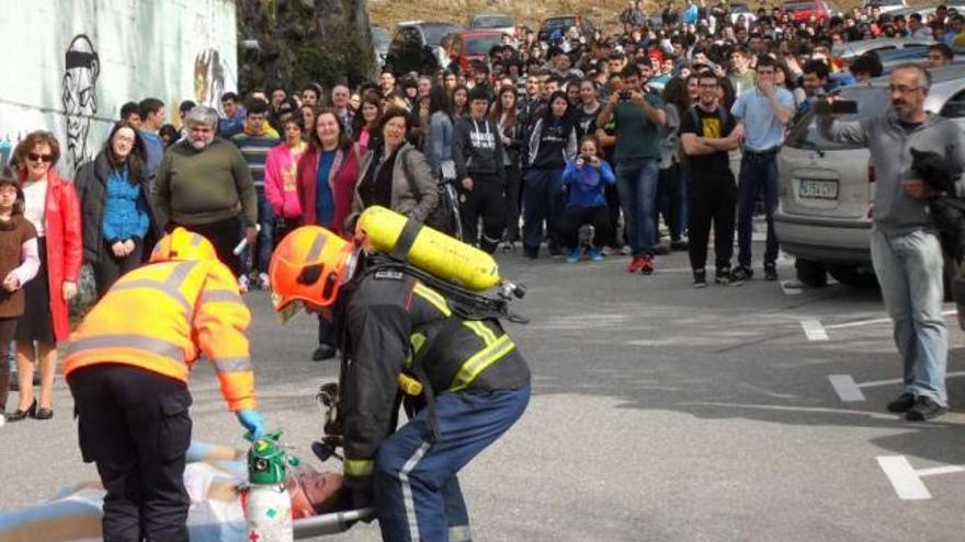 Uno de los &quot;heridos&quot; es evacuado del instituto por efectivos de Protección Civil de Cangas.  // P.C.C.