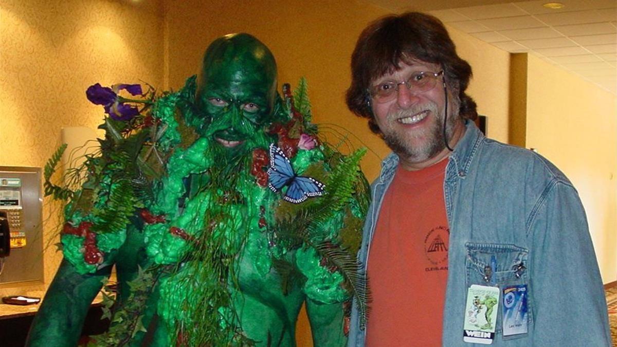 Len Wein, junto a la recreación de uno de los personajes que creó para el cómic, La Cosa del Pantano.