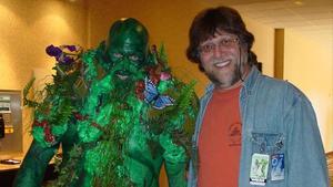 Len Wein, junto a la recreación de uno de los personajes que creó para el cómic, La Cosa del Pantano. 