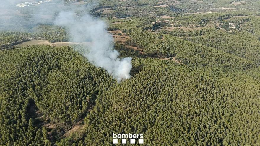 Un incendi crema una zona boscosa entre el restaurant Ca la Iaia, a Sant Salvador, i Castellgalí