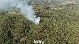 Un incendi crema una zona boscosa entre el restaurant Ca la Iaia, a Sant Salvador, i Castellgalí