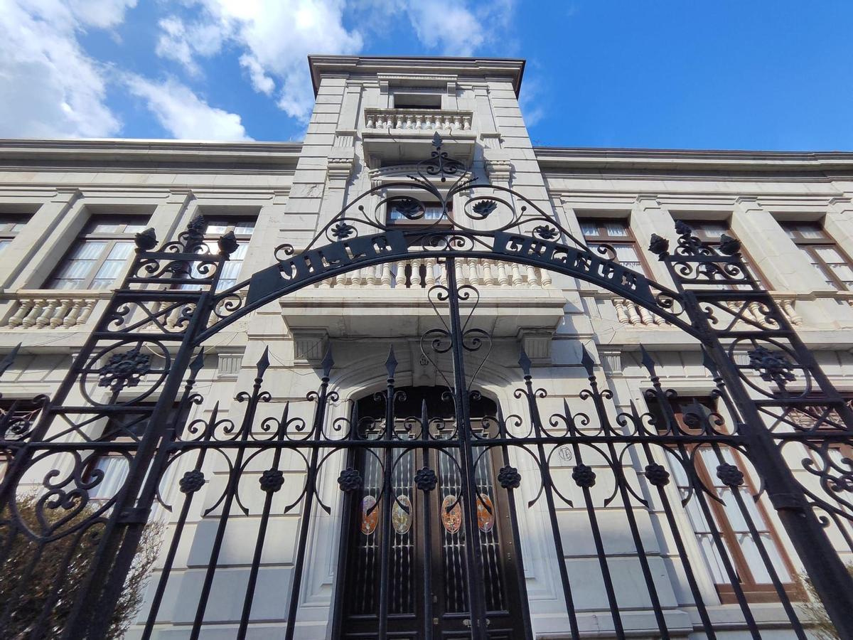 Vista de la entrada y fachada principal del inmueble.