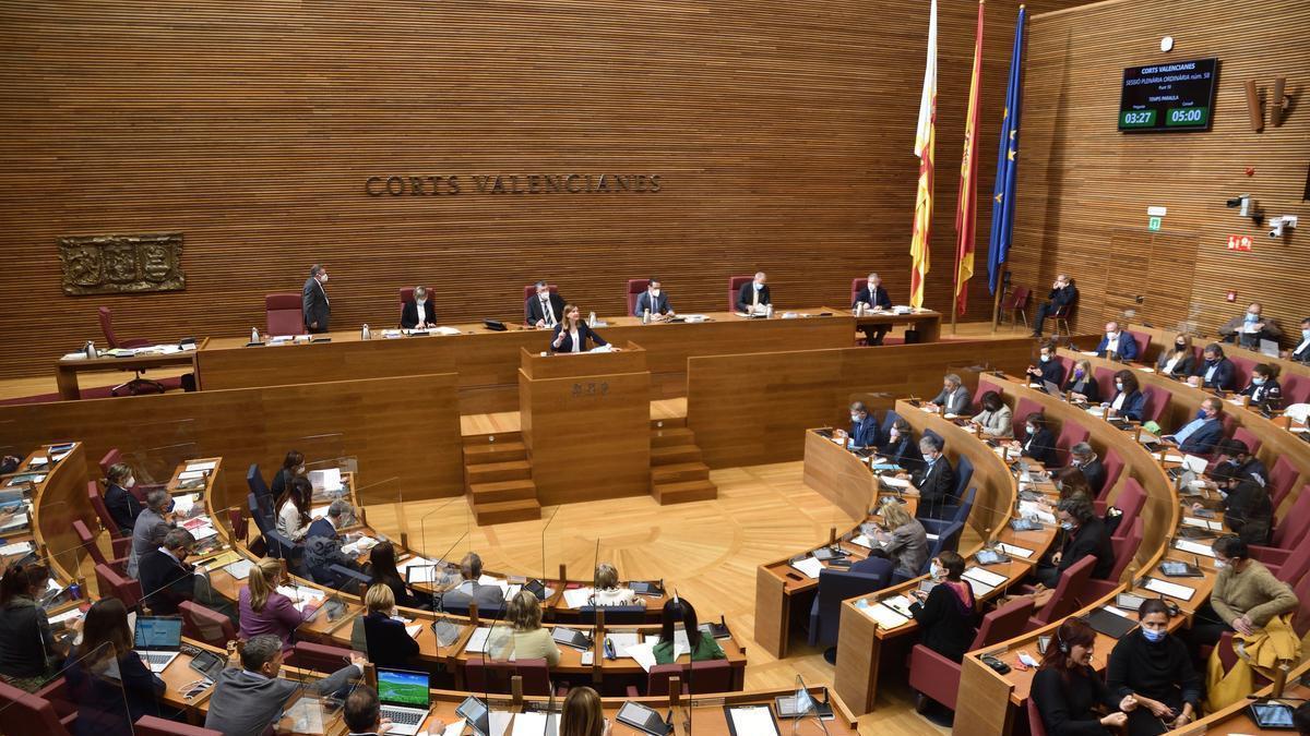 La síndica del PP, María José Catalá, en la tribuna de las Cortes.