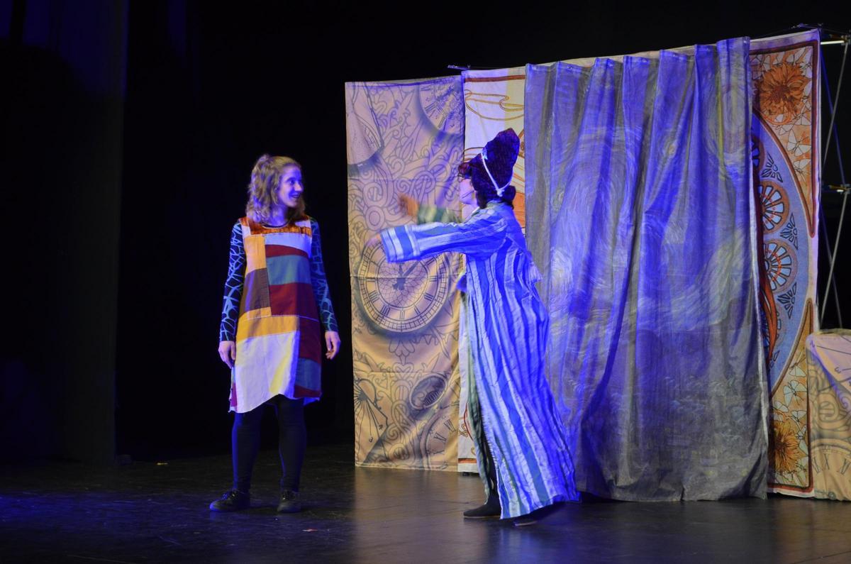 Obra "Momo" en inglés, en el teatro de Benavente.