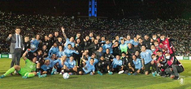 Los charrúas celebran sobre el césped la clasificación al Mundial