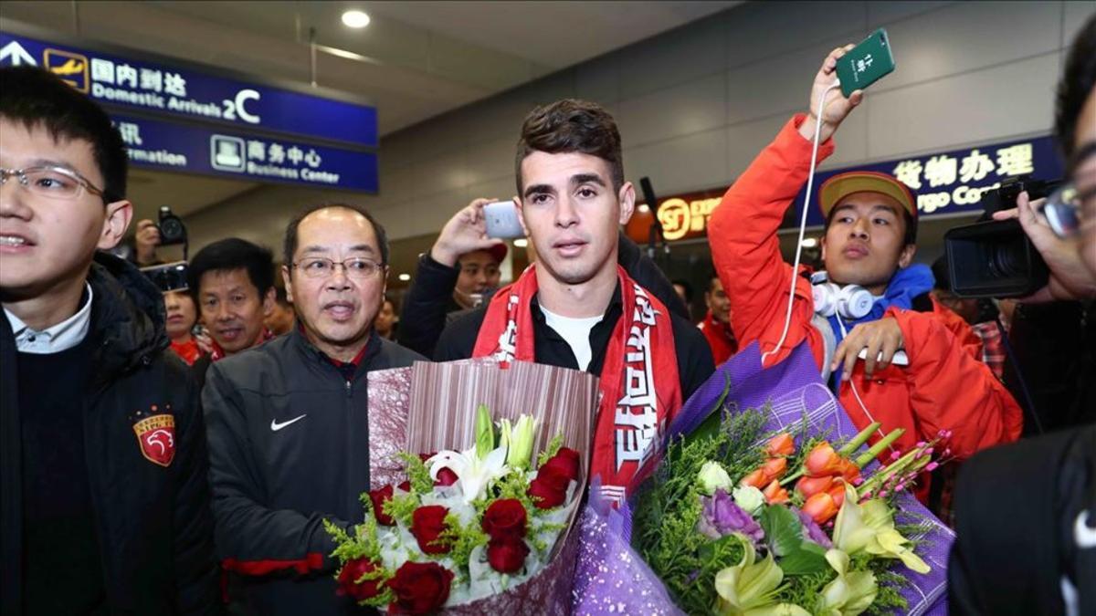 El brasileño Oscar, a su llegada a Shanghai tras concretarse su traspaso del Chelsea al SIPG por 60 millones