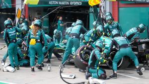 Los mecánicos trabajan en el coche de Fernando Alonso