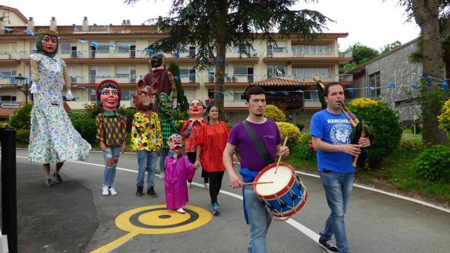 El desfile de gigantes y cabezudos que partió de la residencia.