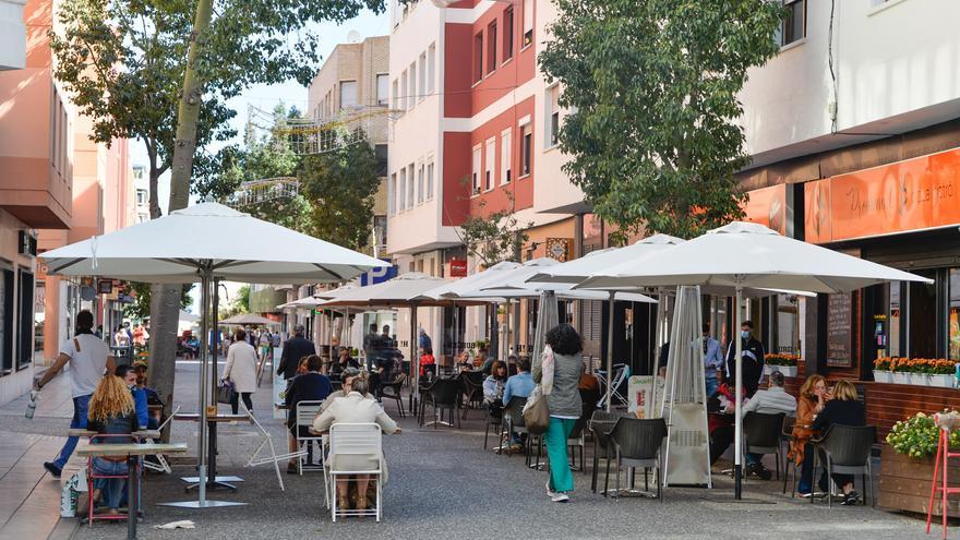 Hostelería y comercio sacan de la UCI al mercado laboral canario en junio - Vimarsana News