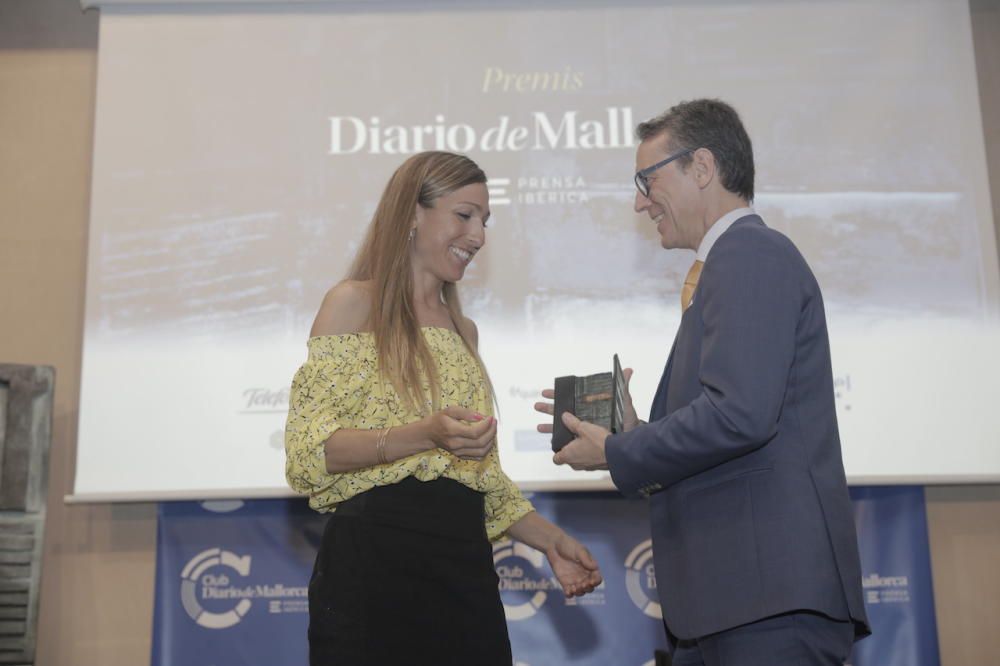 Mavi García recoge el Premi Diario de Mallorca de Deportes de manos de Bruno Vilarasau, director de Administraciones Públicas de Teléfonica.