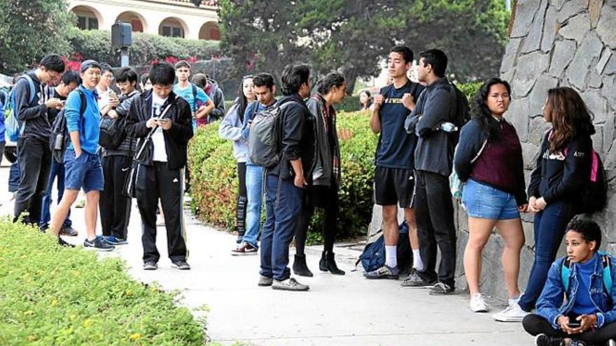 Estudiants agrupats a l&#039;exterior dels edificis de la universitat