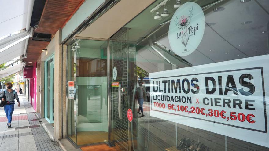 La moda gallega pierde una tienda al día por la venta “online” de las firmas textiles