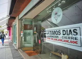 El negocio "online" desangra al comercio: cada día cierra una tienda textil o de calzado en Galicia