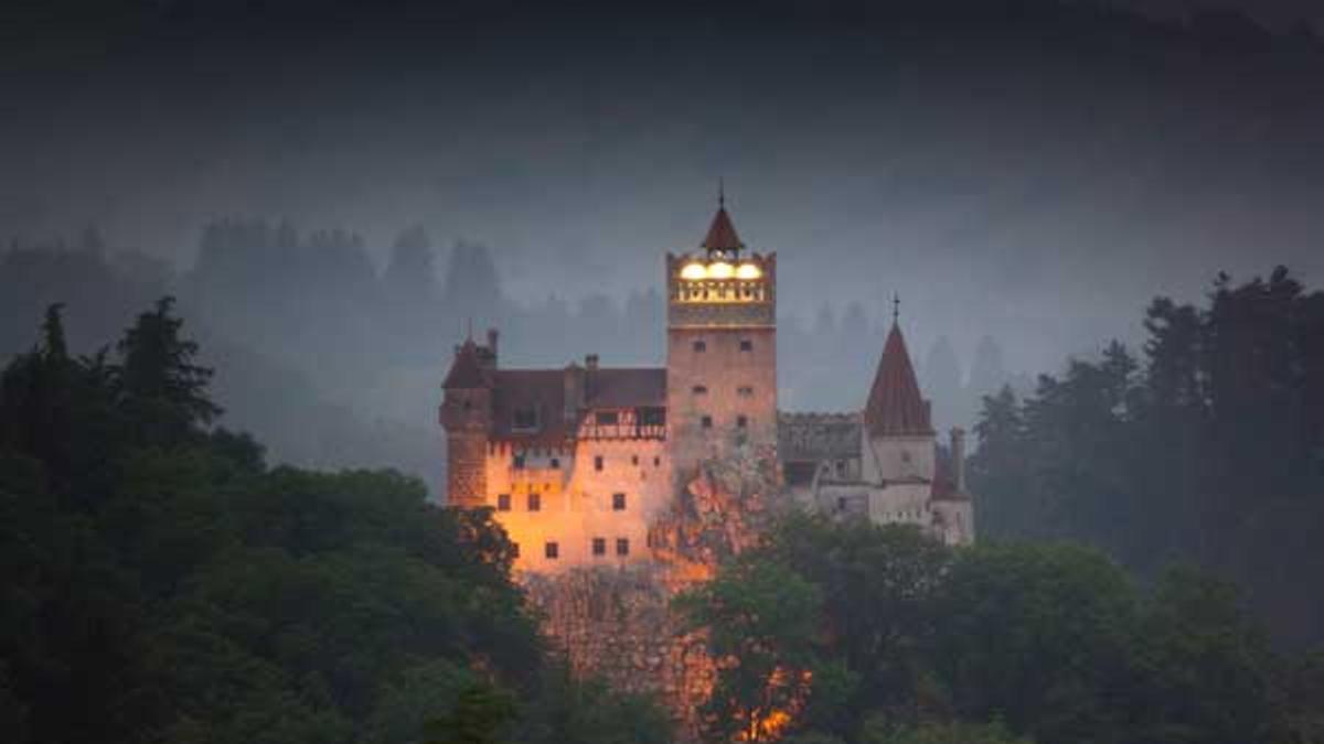 Castillo de Bran iluminado de noche.