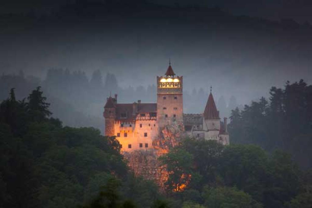 Castillo de Bran iluminado de noche.