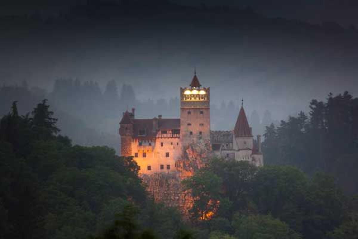 Castillo de Bran iluminado de noche.