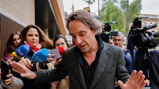 Cuenca vuelve a los juzgados de Catarroja para entregar tarjeta SIM y acceder a los mensajes del día de la dana