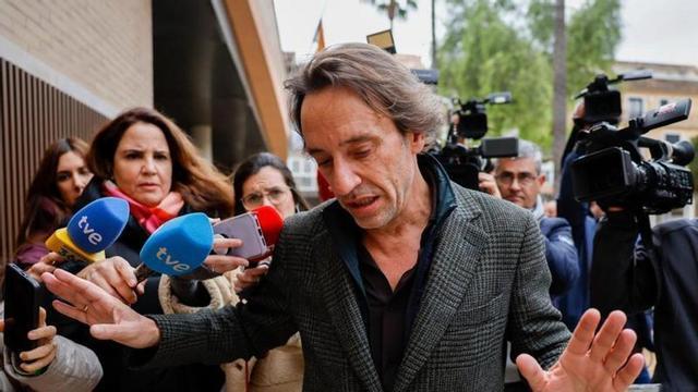 Cuenca vuelve a los juzgados de Catarroja para entregar tarjeta SIM y acceder a los mensajes del día de la dana