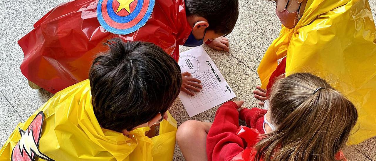 Alumnos disfrazados de superhéroes en el proyecto pedagógico del colegio Carmelitas de Elche.  | INFORMACIÓN