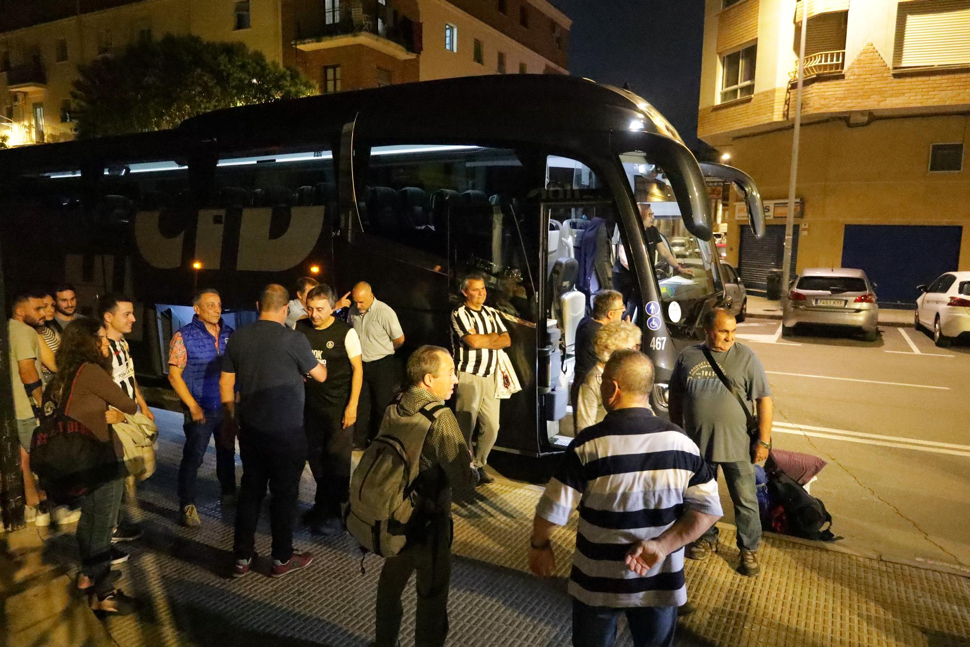 Galería | El autobús de los aficionados albinegros viaja lleno de ilusión a Riazor