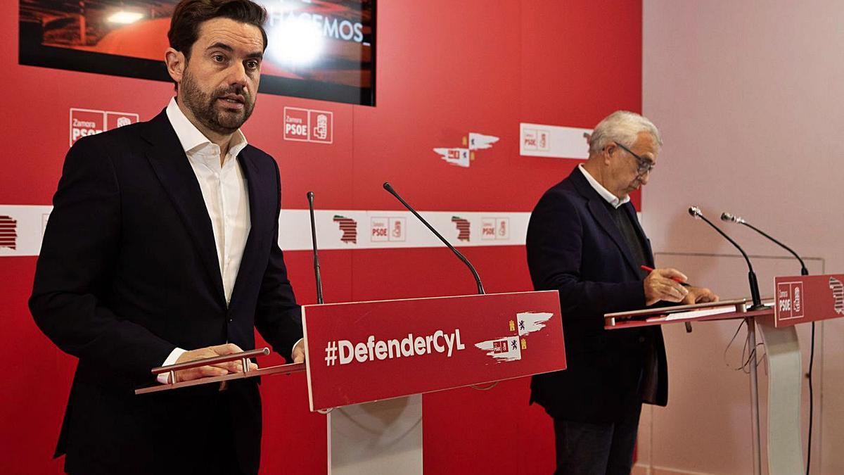 Los parlamentarios socialistas Antidio Fagúndez y José Fernández Blanco, ayer en el PSOE.
