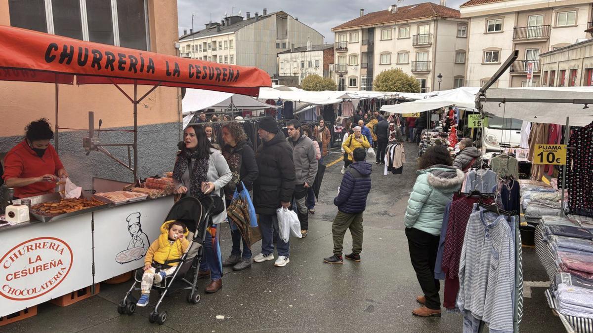 Gente en la primera feria del año en Lalín, el pasado viernes.
