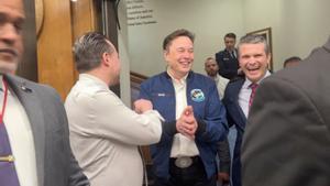 La presència de Musk al Pentàgon desferma l’alerta per conflicte d’interès