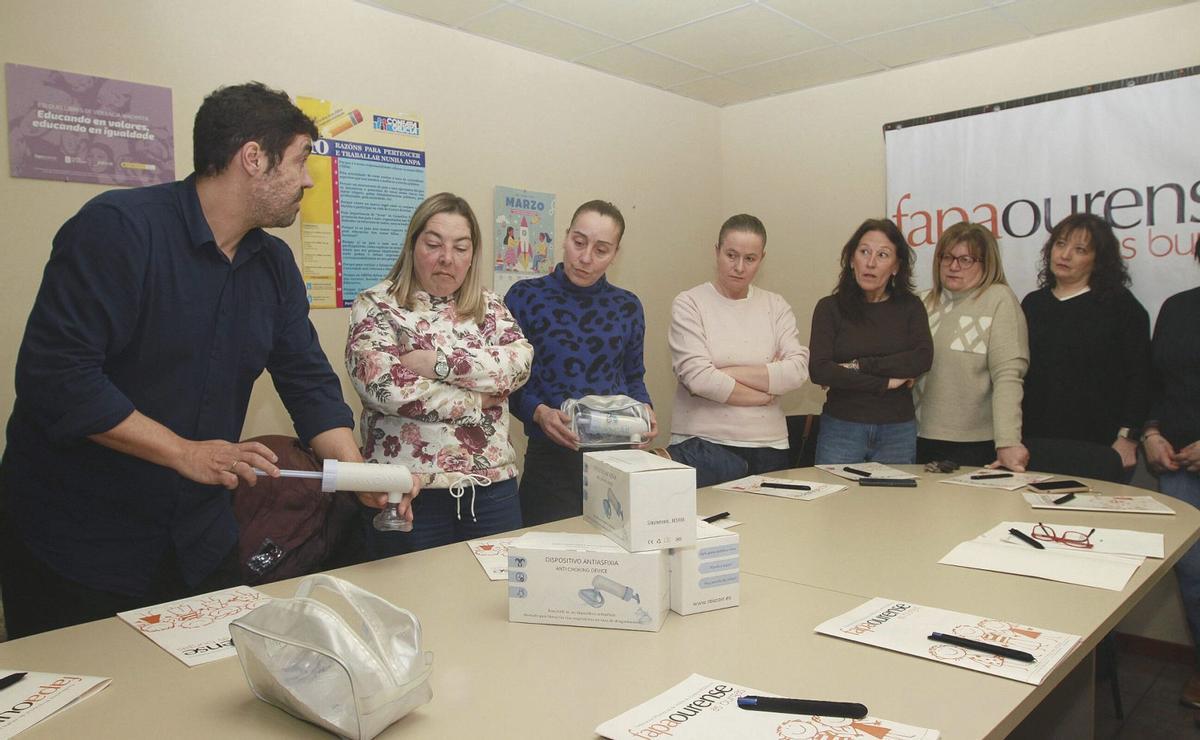 El administrador Marcos Vázquez explica a las monitoras el uso del dispositivo.