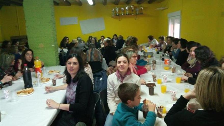 Las mujeres disfrutan honrando a su patrona, Santa Águeda